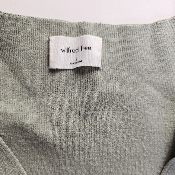 Aritzia Wilfred free 2 V-Neck Sweater in Sage Green 3/4 sleeve - Picture 7 of 8
